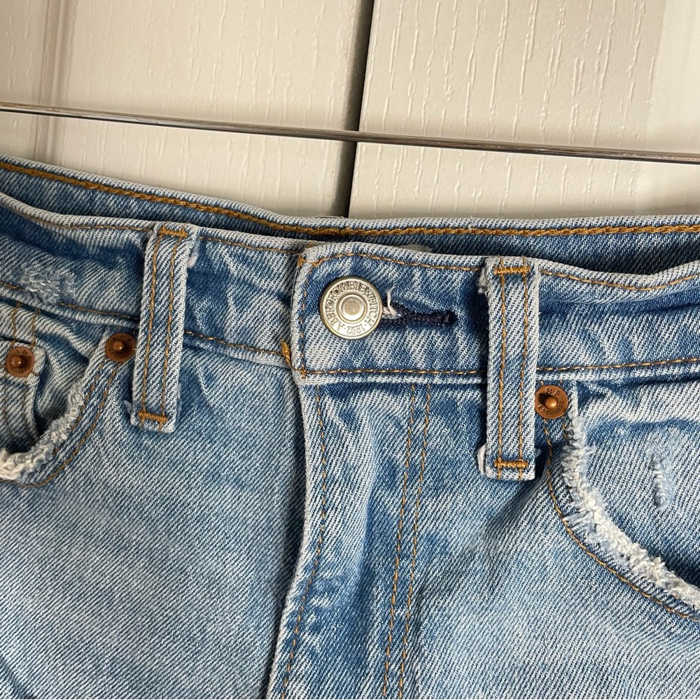 EUC Abercrombie & Fitch High Rise Mom Shorts Women’s 25 Blue Light Wash Stretch - Picture 4 of 14